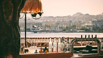 כזה עוד לא היה בארץ: בר בסגנון זנזיבר מוקף ים והרים אדומים