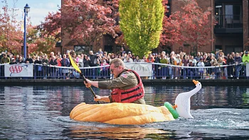 מאות הגיעו לצפות במרוץ סירות הדלעת של ליל כל הקדושים