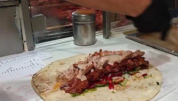 המסעדה המשפחתית שנלחמת ביוקר המחיה למעלה מ-40 שנה