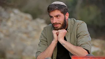 "חצי מהחיים שלי מלמדים אותי או מכריחים אותי להתנתק מהרגש"