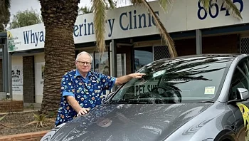 הטסלה החדשה שלו נפגעה במהלך הנסיעה - החשד: מדובר במטאוריט