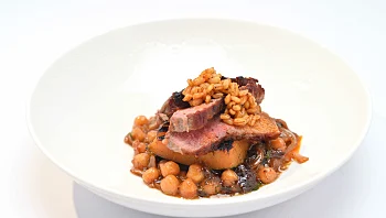 סינטה טלה וסטייק דלעת על מצע תבשיל חומוס: המתכון למנת האודישן של אופק אטיאס