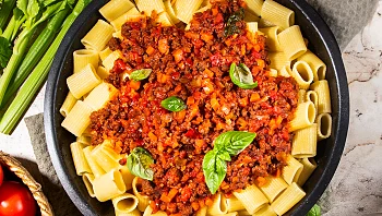 תבשיל ראגו בשר בקר ברוטב עגבניות עם פסטה ריגטוני