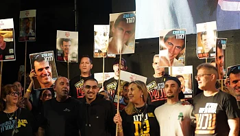 רום נאם בת"א: "חלמתי להיות פה"; נמרוד כהן: "כולם צריכים לחזור"