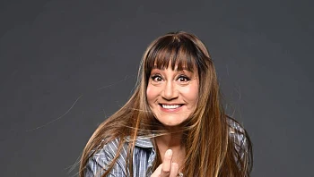 הקומיקאית הוותיקה שמדברת על החיים בהומור האופייני לה