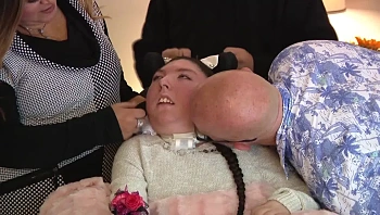 כנגד כל הסיכויים: האישה שנולדה בלי מוח חוגגת 20