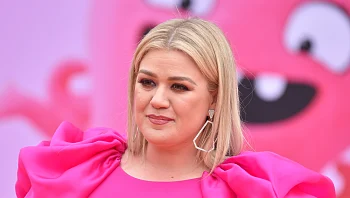 הזמרת המצליחה גילתה: "המנהל שלי אמר לי לעשות הגדלת חזה"