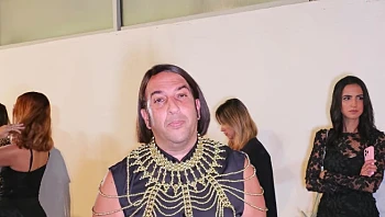 לאחר שקיבל ביקורות על הלבוש - השדרן לא נשאר חייב