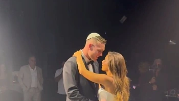 ההפתעה הענקית והכוכב שנעדר: כל מה שקרה בחתונה של נועה קירל 