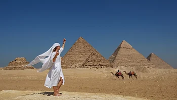 תיירים התפשטו ליד הפירמידה הגדולה וקיבלו עונש מגוחך