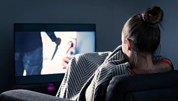 מחפשים סדרה לסופ"ש? המלצות צפייה מושלמות למזג האוויר הסוער