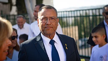 אבנים יודו על רכב שבו נסע ראש העיר י-ם; אין נפגעים