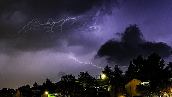 נזקי מזג האוויר: גבר התמוטט כשניסה למנוע הצפה, עמודים קרסו