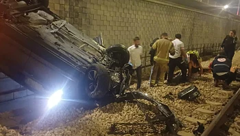רכב התהפך ונפל למסילת הרכבת במודיעין; 3 נפצעו באורח קל