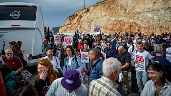 "שטח צבאי סגור": מתנדבי מסיק הסולידריות נבלמו במחסום אריאל
