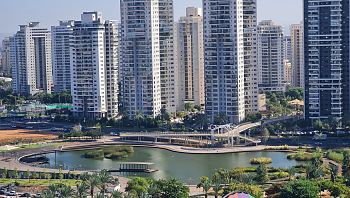 כבר לא עיר "אפורה": סיור בעיר שהצליחה להפתיע לטובה