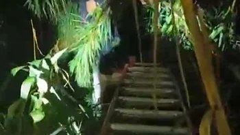 תיעוד: 4 נוסעים, בהם פעוט, חולצו מגג רכב ששקע בנחל הירקון