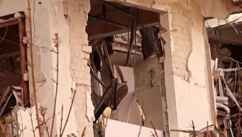 פונו מביתם לאחר שהוא נפגע מטיל - והמשיכו לקבל חשבון חשמל