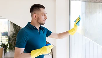 עובד מוזיאון ניקה אבק מבלי לדעת שמדובר ביצירת אומנות בת 40 שנה