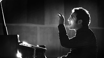 "יש משהו יותר חשוף ויותר אינטימי בלהיות לבד על הבמה"