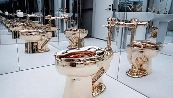 כיסא מלכותי: אסלה מזהב נמכרה ב-12 מיליון דולר