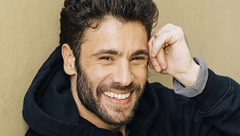 "אני חוגג בבמה בלי פילטרים": הכוכב על הדמות אותה מגלם בהצגה