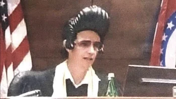 עזב את הבניין: השופט שהתלבש כמו אלביס יושעה מתפקידו