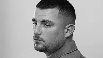 כבר לא רק "אח של": רואי אדם בשיר חדש וממכר במיוחד