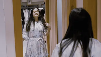 רגע לפני הפגישה הראשונה: אביגיל יוצאת לסיבוב קניות חגיגי