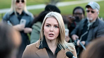 רק בת 28 - וכבר דוברת הבית הלבן: מי את, קרוליין לויט?