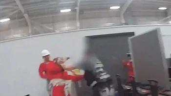 תיעוד דרמטי מהפריצה לאלביט: פרו-פלסטינים תקפו שוטרים