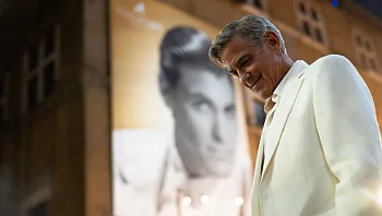 החדש של ג'ורג' קלוני ואדם סנדלר הוא חגיגה קולנועית של ממש