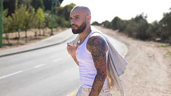 "בדיוק בזמן": רון בוחניק חשוף מתמיד עם סיפור אהבה נקי