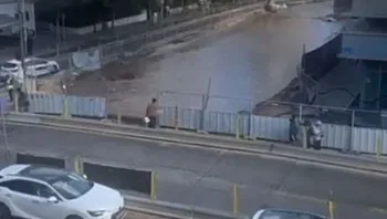 חסימות במרכז ת"א: רחוב קפלן נסגר לתנועה בעקבות פיצוץ צינור מים