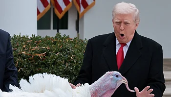 טראמפ "חנן" תרנגולי הודו בטקס המסורתי - ועקץ את יריביו