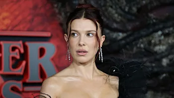 כוכבת "דברים מוזרים" מדברת על העבודה לצד השחקן עליו התלוננה