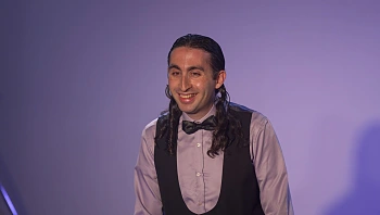 "הפסיכיאטר קרא לי מוזר": האוטיסט שהפך את הכאב להצגה מרגשת