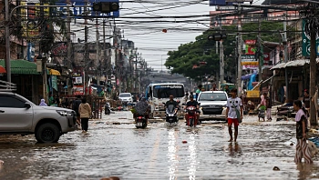 "גשם של פעם ב-300 שנה": מאות הרוגים בשטפונות בדרום מזרח אסיה