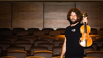 "מספר את הסיפור שלי": יצר הופעות שהפכו לסמל ויוצא לדרך חדשה