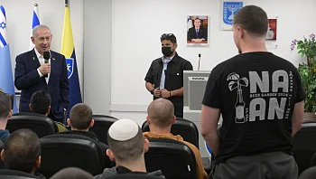 נתניהו ביטל את עדותו בשל "לו"ז מדיני ביטחוני" - וביקר בבקו"ם