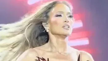 בת 56 ולוהטת: ג'ניפר לופז שוברת את הרשת עם חזייה וחוטיני