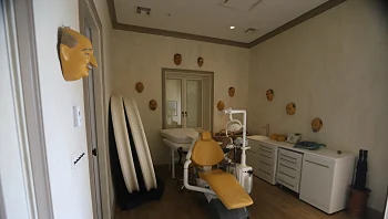 כיסא רופא שיניים - ומסכות: תיעוד מ"אי הפדופילים" של אפשטיין