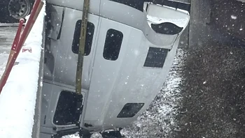 נהג משאית חולץ לאחר שנתלה בין שמיים לארץ