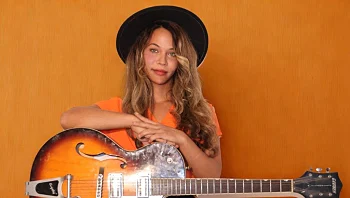 זמרת הבלוז שכתבה שיר מרגש על אימה שנפטרה: "ממשיכה את דרכה"