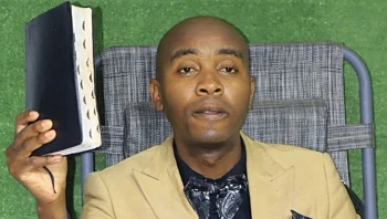 "אני לא מפליץ על אנשים, אני מרפא אותם": הכומר שעורר סערה