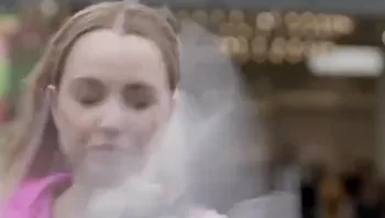 לעיניי המצלמה: שחף התרסק על פניה של הכתבת