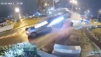 נהג התעלף מאחורי ההגה והמרצדס שלו המריאה מעל התנועה