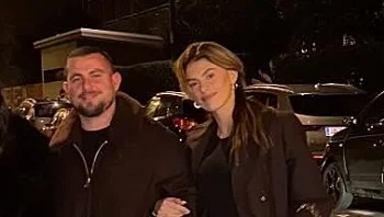 מטשטשת אך לא מסתירה: אודיה טסה לחופשה עם רואי אדם