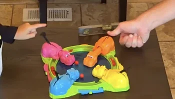 אב ובנו שברו שיא גינס בהאכלת היפופוטמים רעבים