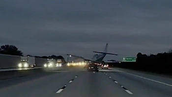 נחיתת חירום בכביש מהיר: מטוס התרסק על רכב נוסע